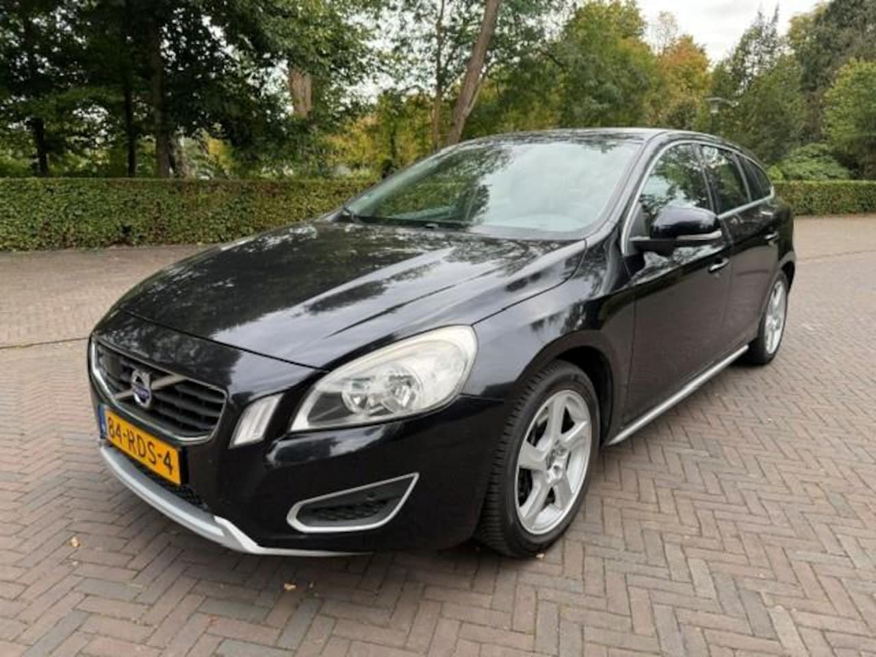 Volvo V60 - 2.0T Momentum/Trekhaak/Leer/Cruise/Navi/APK - AutoWereld.nl
