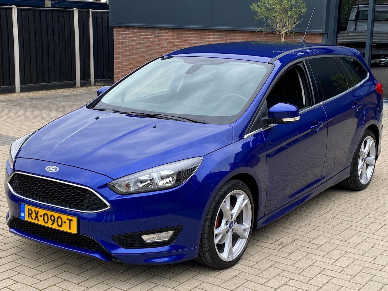 Ford Focus Wagon - 1.5 Titanium NIEUWSTAAT NAVI CRUISE KEYLESS CAMERA PDC CLIMA - AutoWereld.nl