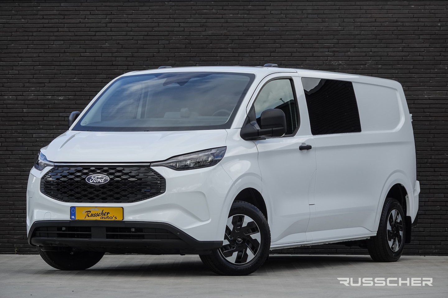 Ford Transit Custom - E-Transit L2H1 218Pk Aut. | Dubbele Cabine | 5-Persoons | Trend 320 | 71Kwh | Pro Power On - AutoWereld.nl