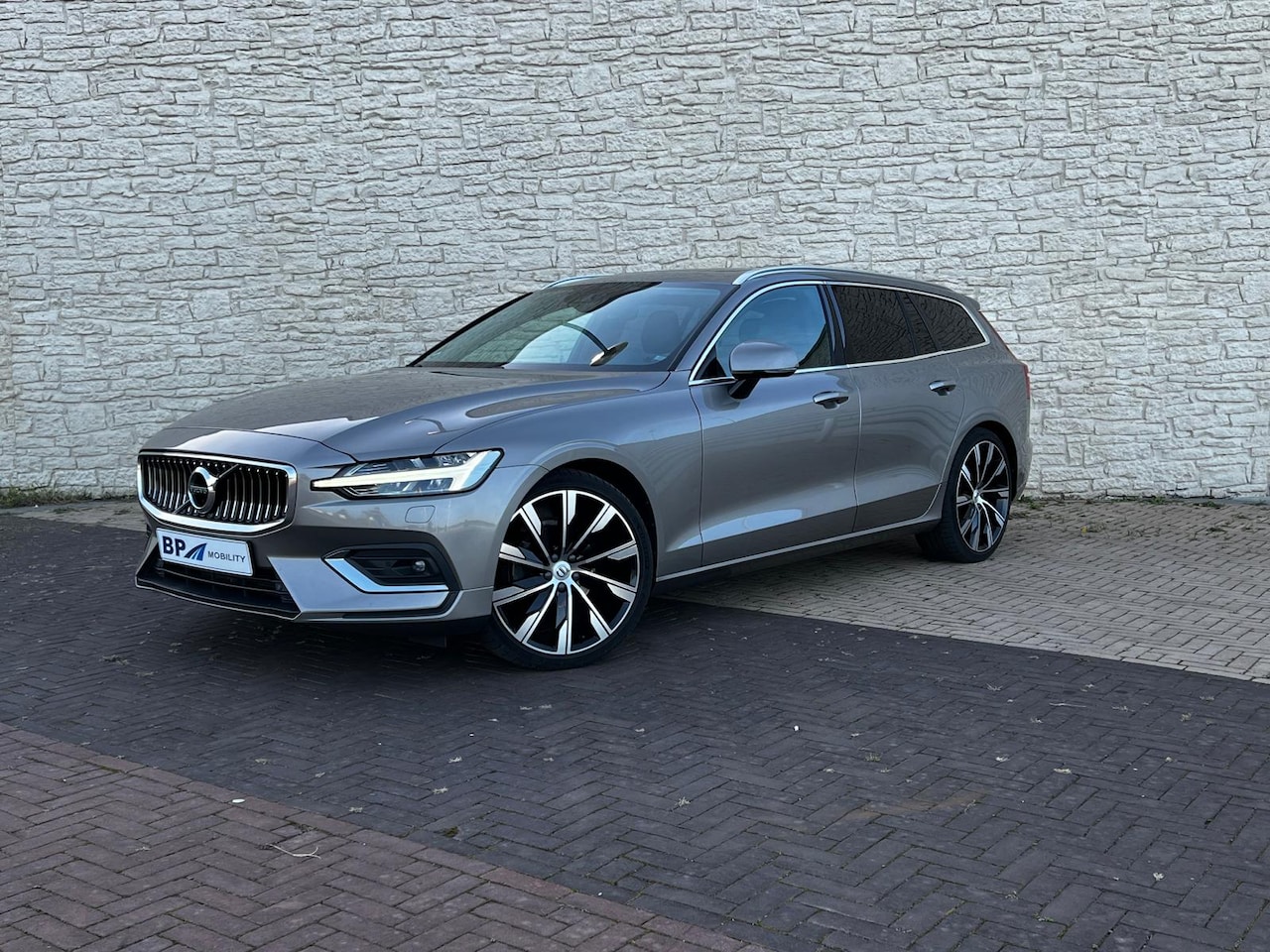 Volvo V60 - 2.0 D4 Inscription | Trekhaak | Apple Carplay | Pano | Adaptieve cruise | Memory | - AutoWereld.nl