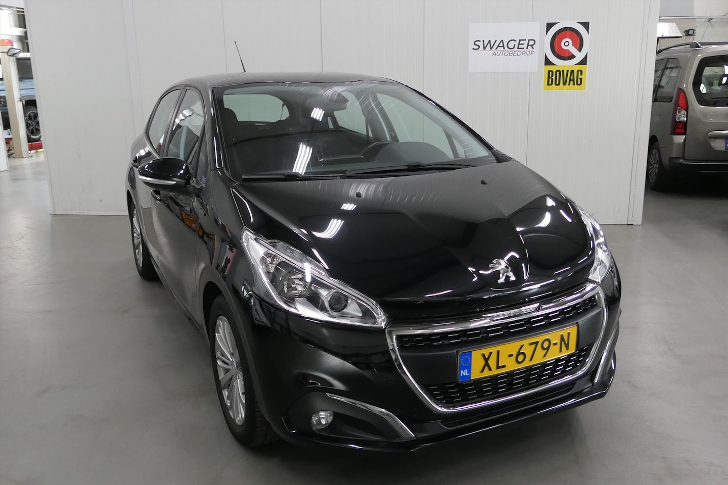 Peugeot 208 - 1.2 PureTech Signature 1.2 Puretech 82pk Signature (Goed onderhouden&Trekhaak) - AutoWereld.nl
