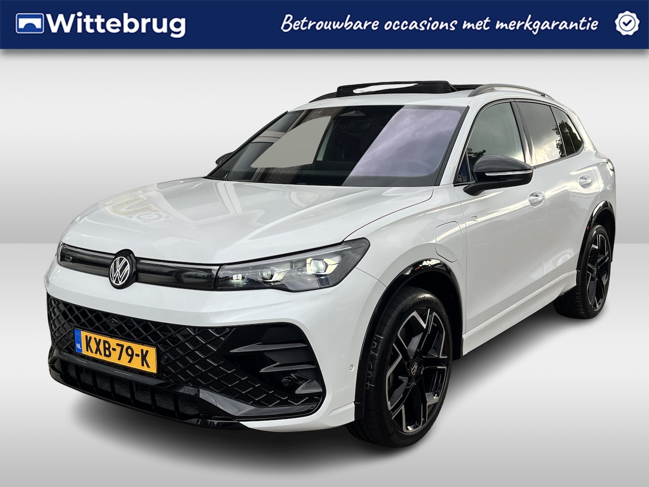 Volkswagen Tiguan - 1.5 eHybrid R-Line Edition / AUTOMAAT/ GARANTIE TM 09-2030/ 272 PK/ PANO/ LEER/ TREKHAAK/ - AutoWereld.nl