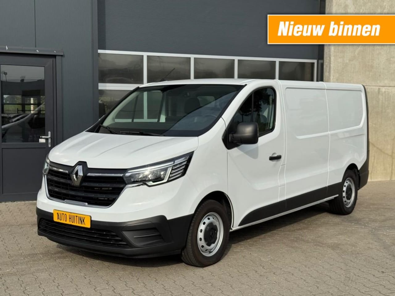 Renault Trafic - 2.0 D 150pk  L2H1 Navi - carplay/android auto - bijr stoel - ramen achter + schuifdeur - t - AutoWereld.nl