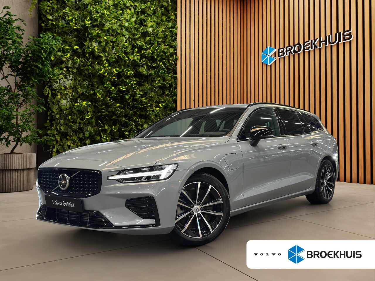 Volvo V60 - 2.0 T8 Plug-in hybrid AWD Plus Dark | Pano | Head-up | 360Cam | Sportstoelen | Stoel/Stuur - AutoWereld.nl