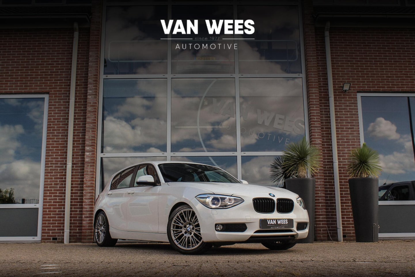 BMW 1-serie - 125i Upgrade Edition | Cruise control | Sportstuur | Stoelverwarming | 218 pk | Sportstoel - AutoWereld.nl