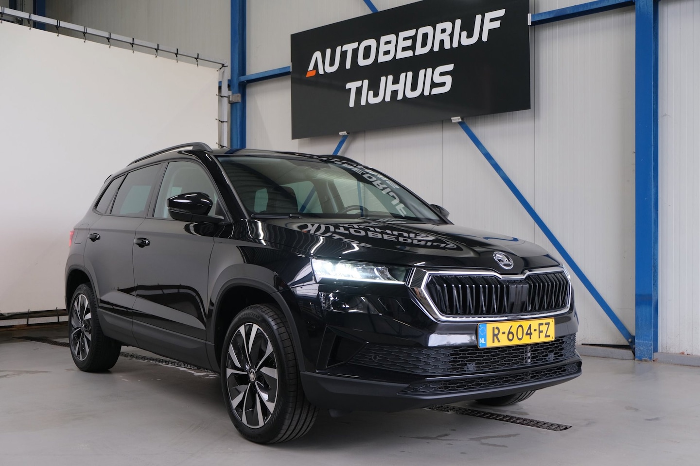 Skoda Karoq - 1.5 TSI ACT Business Edition Plus Automaat - N.A.P. Airco, Cruise, Navi, Camera, PDC. - AutoWereld.nl