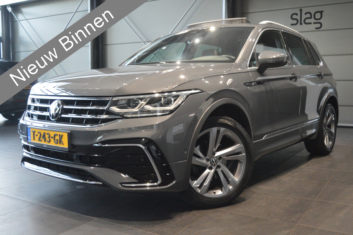 Volkswagen Tiguan - 1.5 TSI 2X R-line leer pano camera trekhaak 19 inch !! - AutoWereld.nl