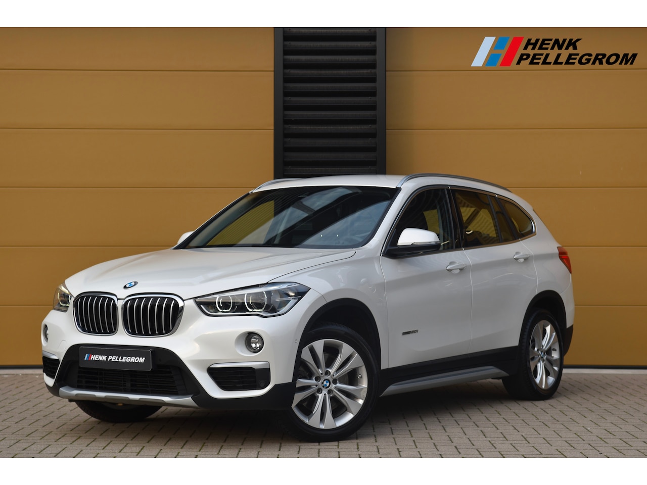 BMW X1 - sDrive20i * Trekhaak * LED * Leder * Stoelverwarming * 18''LM * - AutoWereld.nl