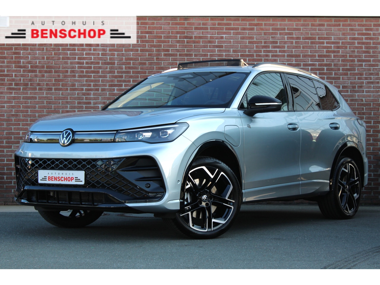 Volkswagen Tiguan - 1.5 eHybrid 272PK R-Line Edition |PANO-DAK|TREKHAAK|BLACK-STYLE|ACC|IQ.LIGHTS| - AutoWereld.nl