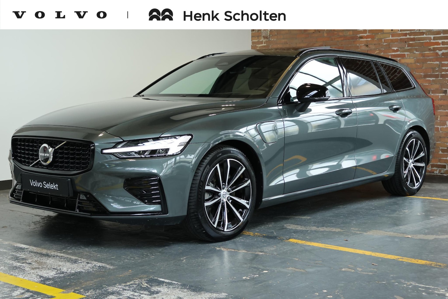Volvo V60 - T8 Plug-in hybrid AWD Plus Dark | Panoramadak | Trekhaak | Verwarmbare voorstoelen, achter - AutoWereld.nl
