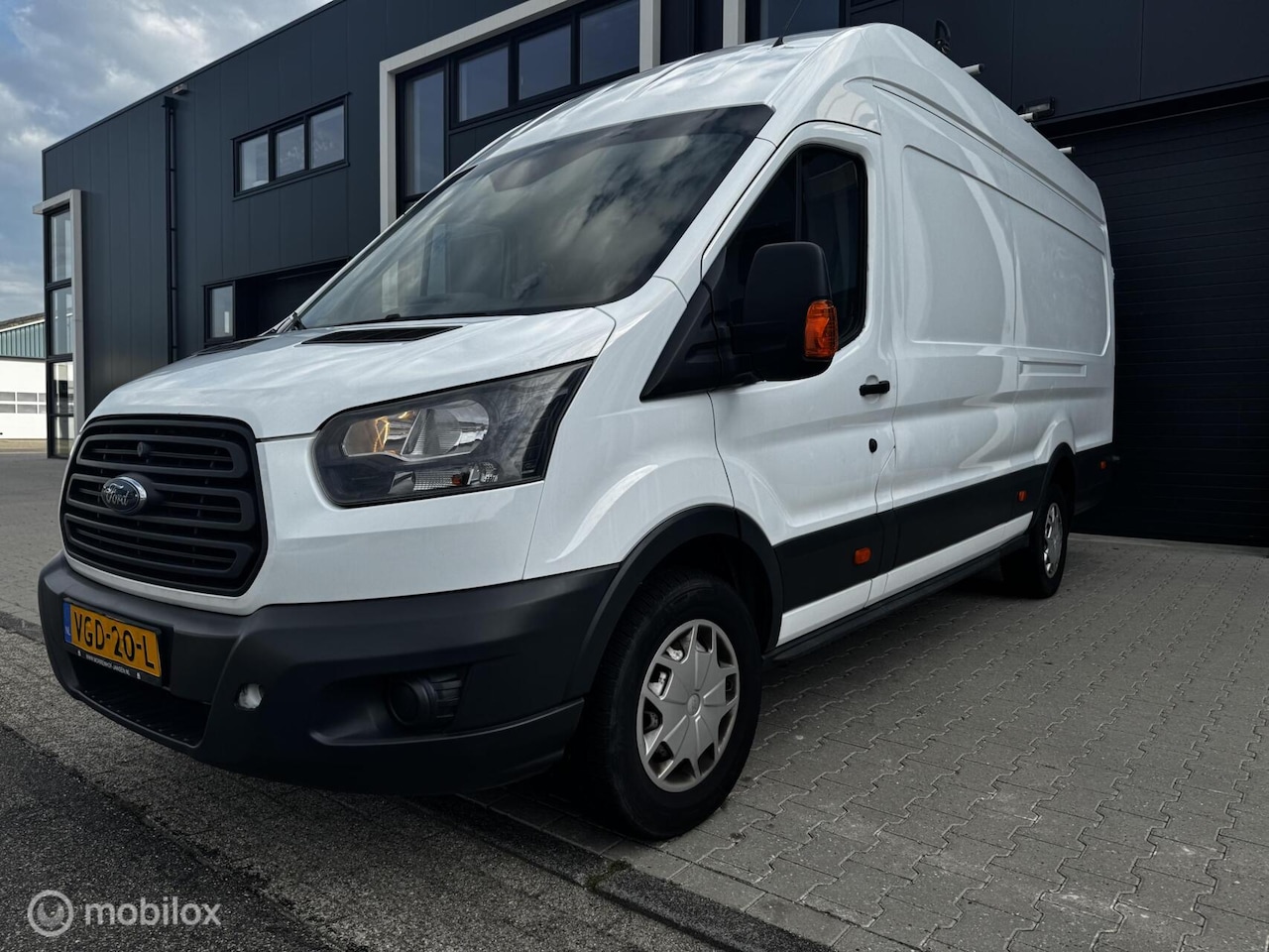 Ford Transit - 350 2.0 TDCI L3H2 DC Ambiente 2017 - AutoWereld.nl