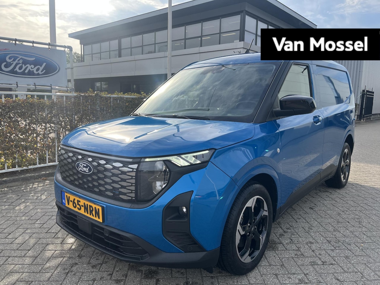 Ford E-Transit Cour. - Limited 44 kWh | Adaptive Cruise Ctrl. | Trekhaak | Achteruitrijcamera | 17'' LMV | Naviga - AutoWereld.nl