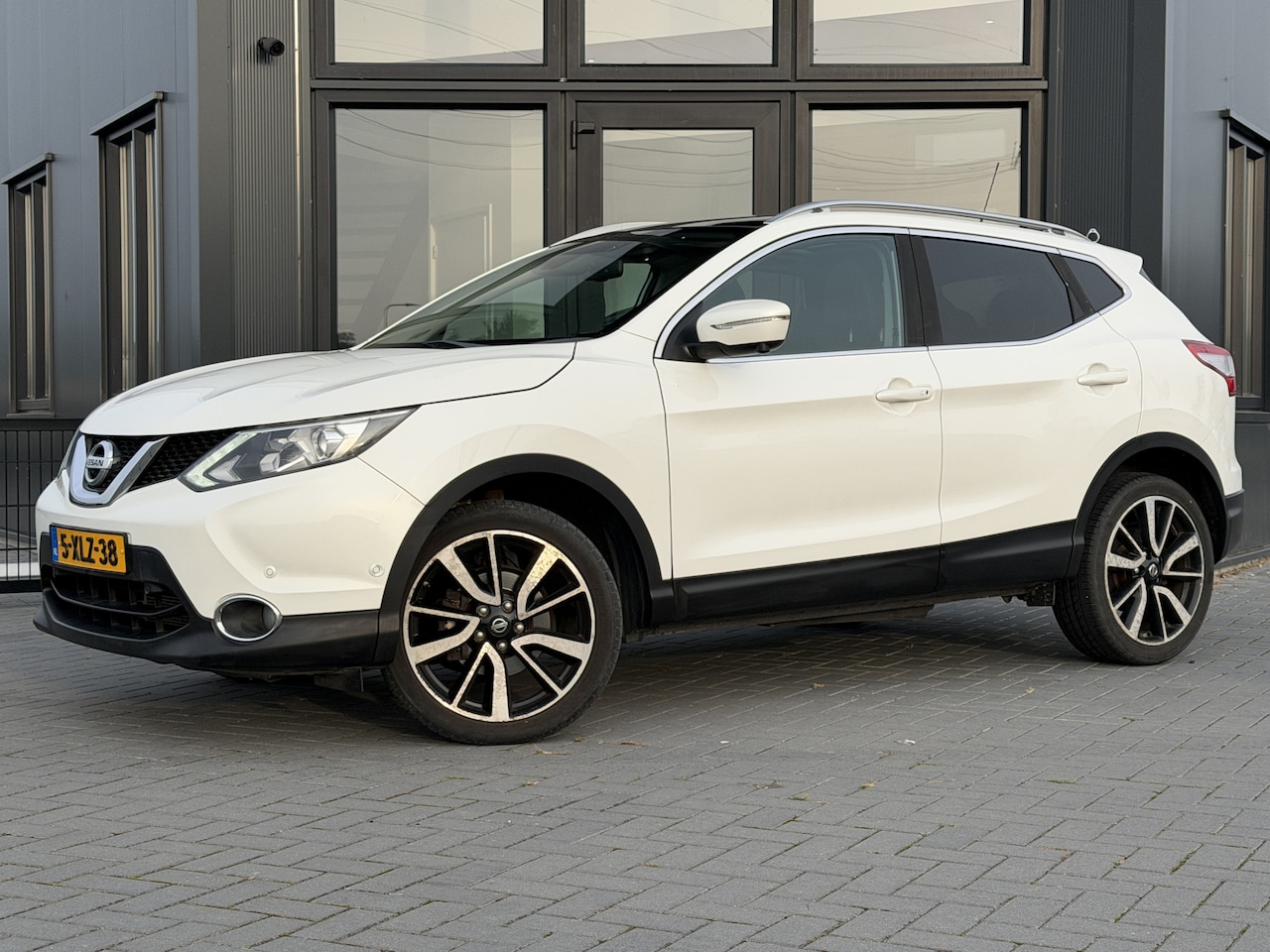 Nissan Qashqai - 1.2 Visia Pano | Leer | Verw. stoelen | 360 camera - AutoWereld.nl