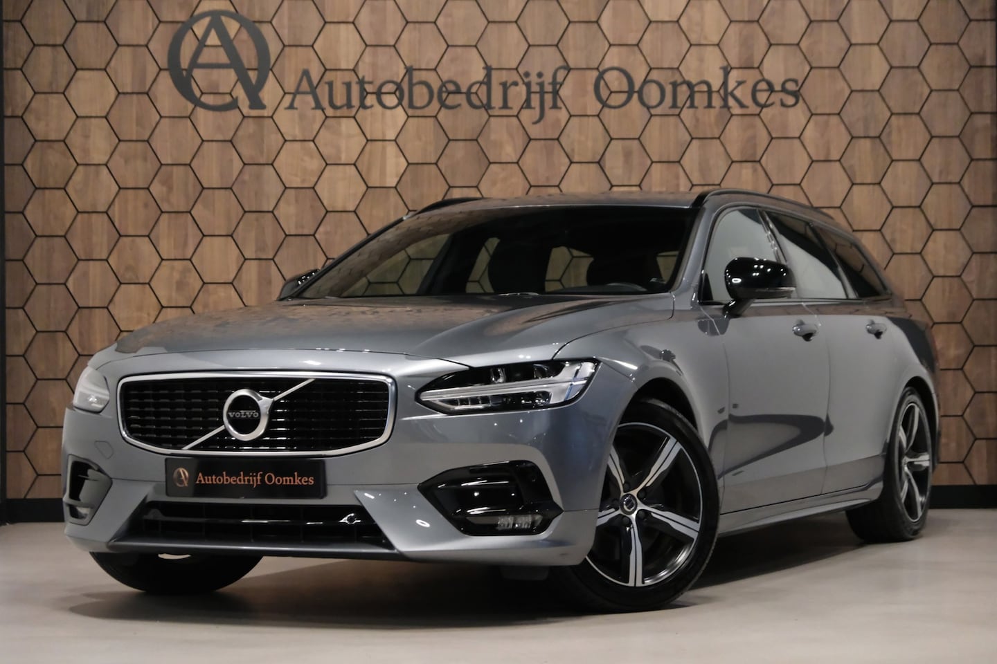 Volvo V90 - 2.0 T5 R-Design *59dkm* |Wegklapbare Trekhaak| Nieuwstaat!! Leder/Alcantara Camera/Navigat - AutoWereld.nl