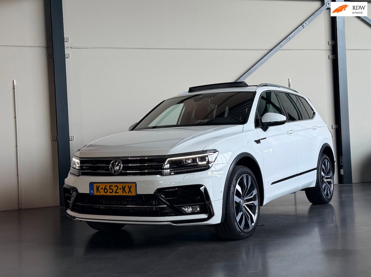 Volkswagen Tiguan Allspace - 1.5 TSI R-Line 7pers, Panodak, ACC, Trekhaak, BTW, Leer, 20", Sfeerverlicht, Parkeerhulp, - AutoWereld.nl