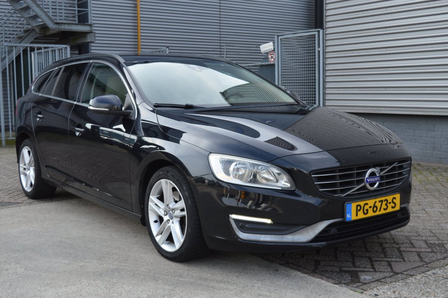 Volvo V60 - 2.0 D4 Summum bj14 navi airco leer - AutoWereld.nl