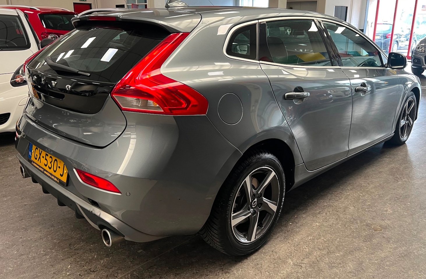 Volvo V40 - 2.0 D2 R-Design Business - Airco - Cruise - Stoelverw - NAP - AutoWereld.nl