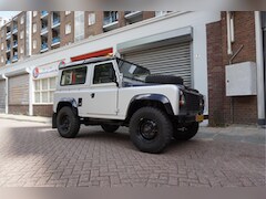 Land Rover Defender 90 - 2.3 5 Personen * Nieuwstaat * Binnen buiten gerestaureerd met behoud originele elementen *
