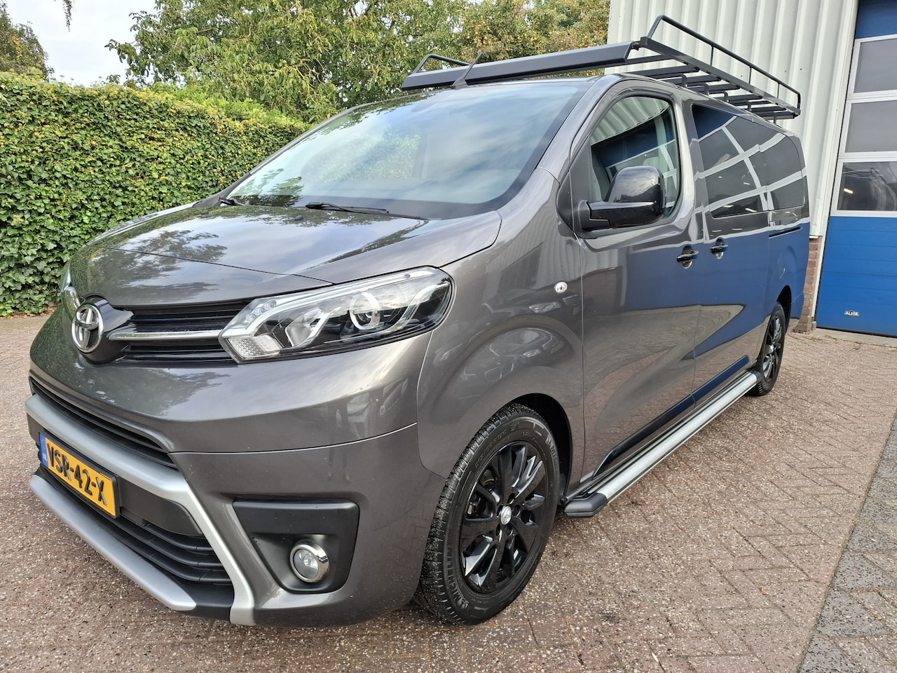 Toyota ProAce Worker - 2.0 D-4D Black Line DC 5-PERSOONS 2 X SCHUIFDEUR 145PK - AutoWereld.nl