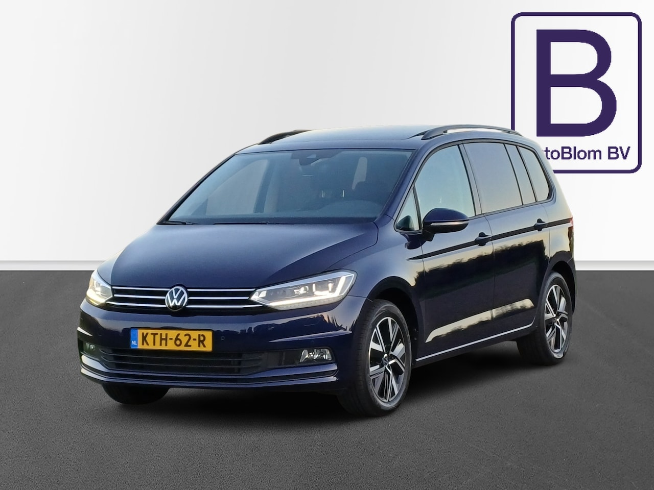 Volkswagen Touran - 1.5 TSI Highline 7-Pers. /Pano/Camera/Led/Carplay/Digi Dash/Dealeronderh./ - AutoWereld.nl