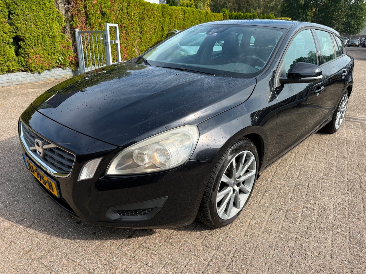 Volvo V60 - 2.0 D3 Momentum ECC CRUISE NAVI LMV PDC - AutoWereld.nl