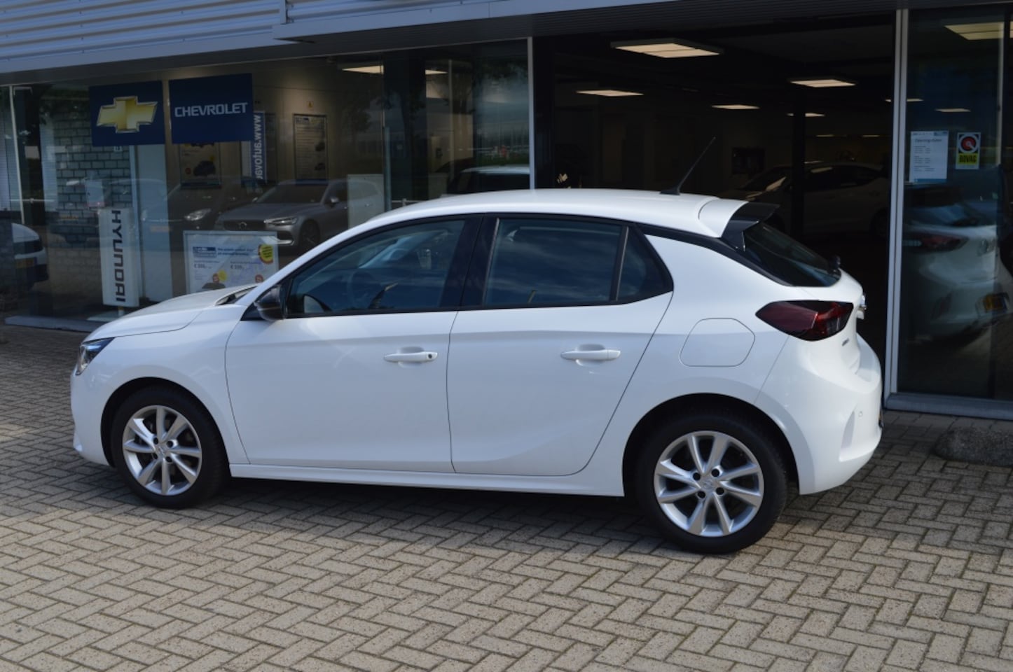 Opel Corsa - 1.2 Edition 100pk Navi PDC LM velgen 9.611KM