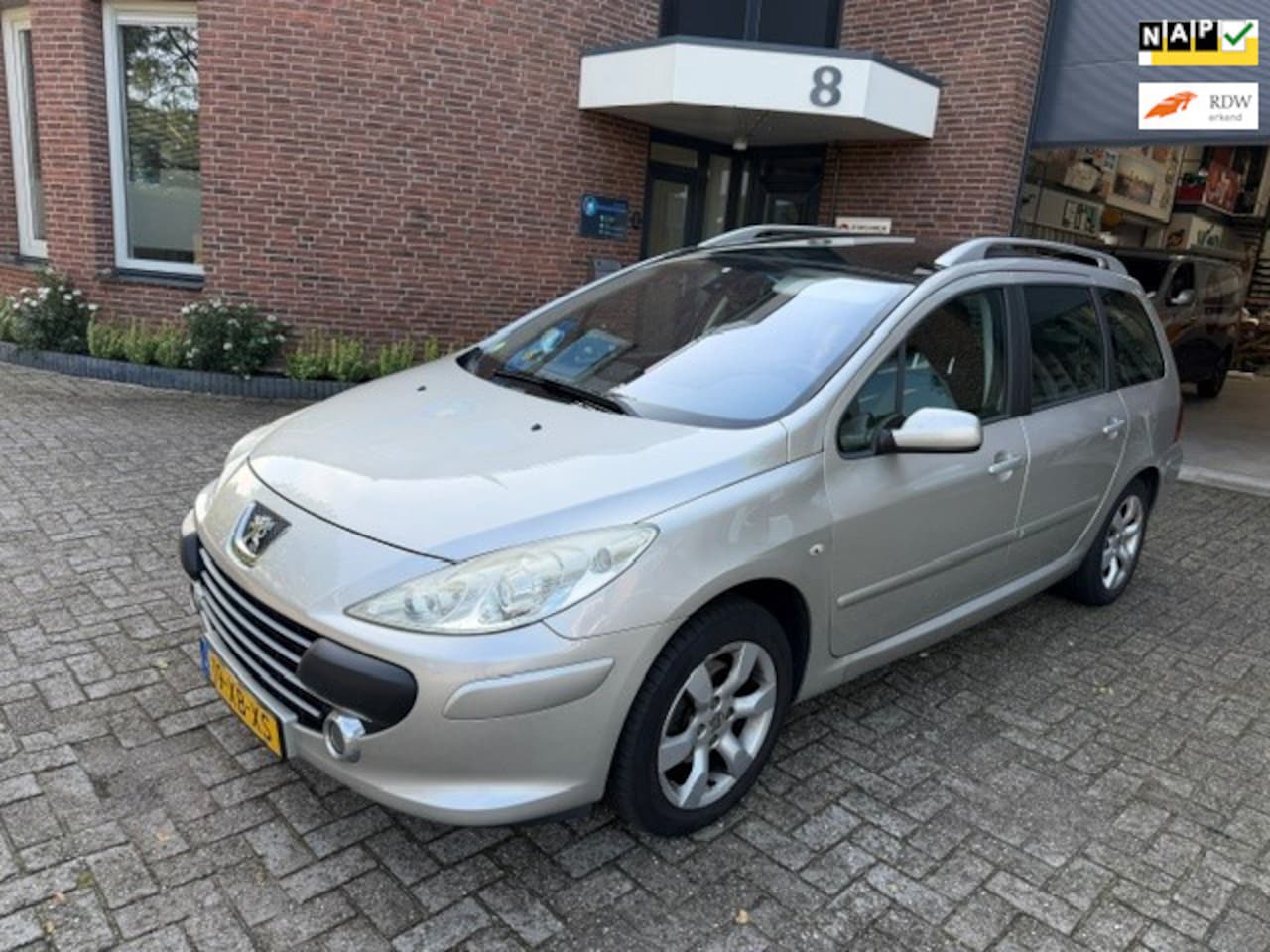 Peugeot 307 SW - 2.0-16V Pack automaat / bj.2007 / navigatie / climate / panoramadak / trekhaak / APK tot 0 - AutoWereld.nl