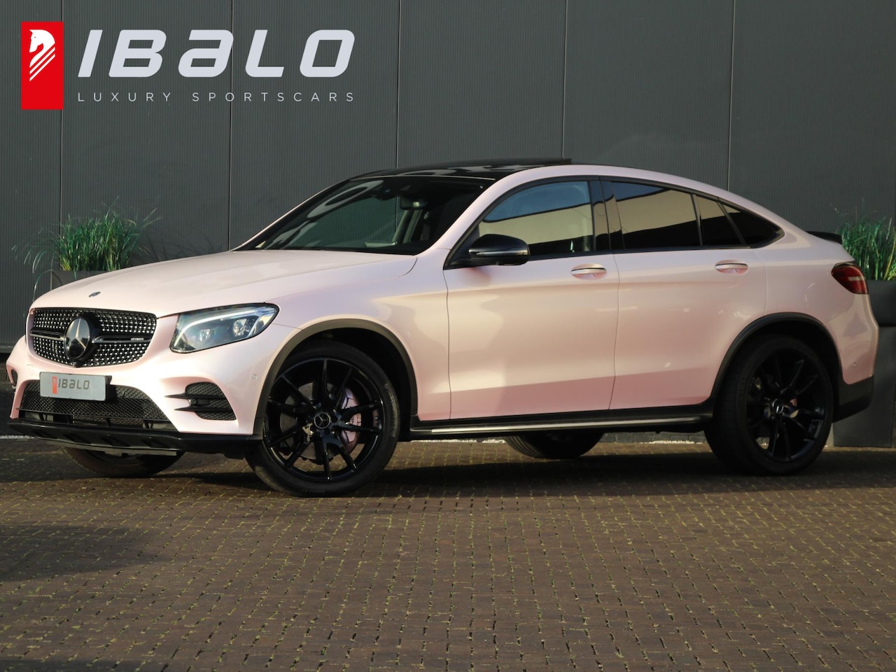 Mercedes-Benz GLC-klasse Coupé - AMG 43 4MATIC | Gloss Sakura Pink | - AutoWereld.nl