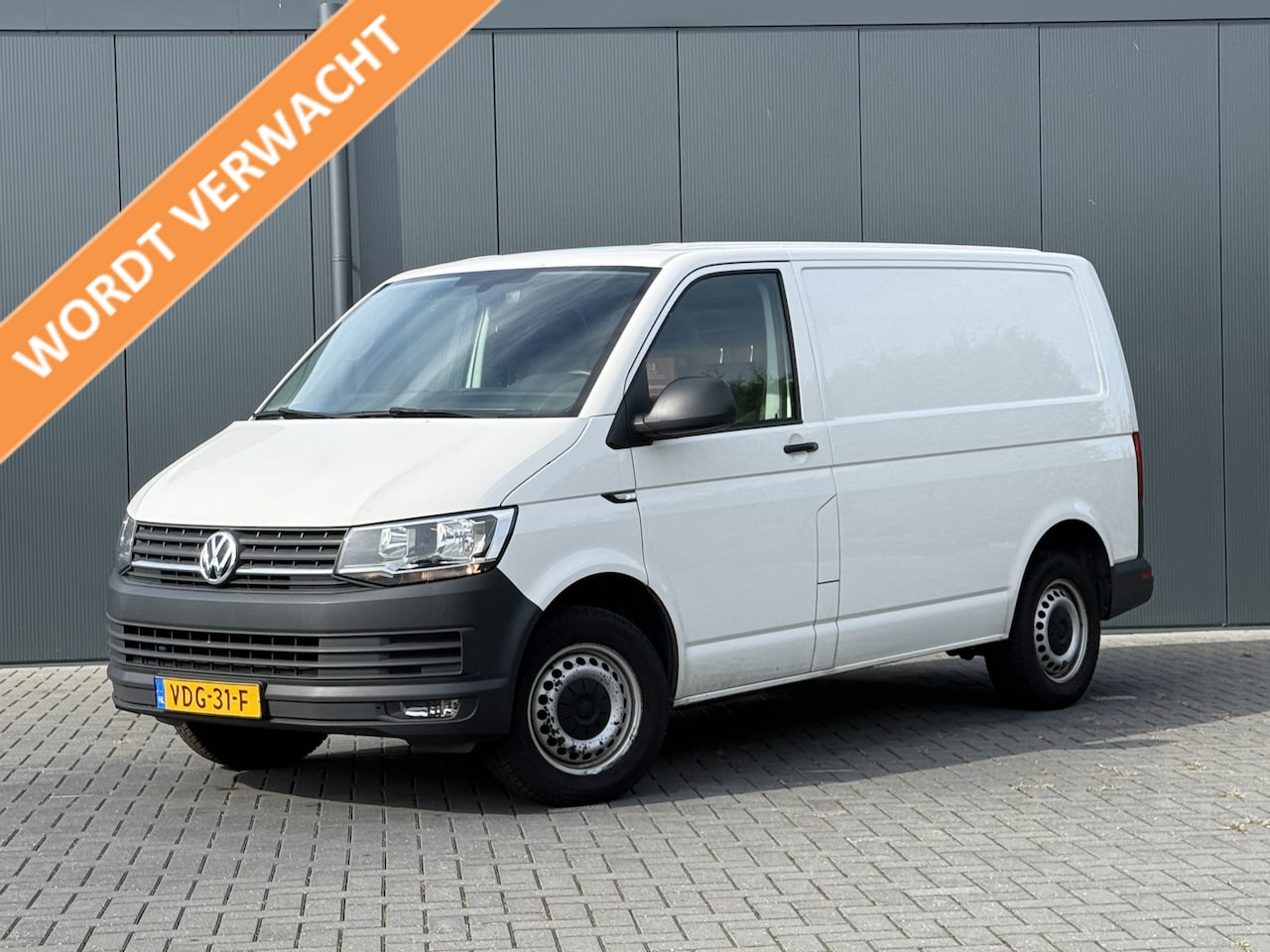 Volkswagen Transporter - 2.0 TDI 102 PK / L1H1 / WORDT VERWACHT / ACHTERKLEP / 1e EIG. / AIRCO / CRUISE / CAMERA - AutoWereld.nl