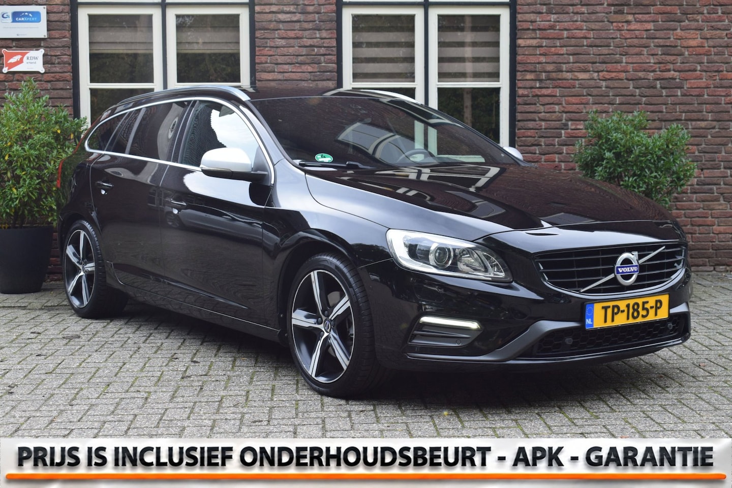 Volvo V60 - 2.0 T4 Automaat R Design Trekhaak | Keyless | Camera | Schuifdak - AutoWereld.nl