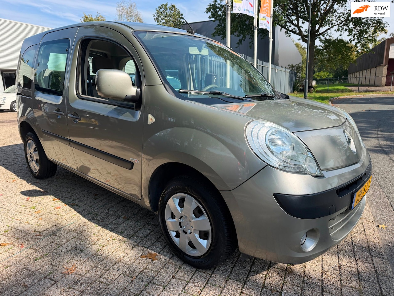 Renault Kangoo Family - 1.6-16V Expression Automaat, nwe apk 187.270 km, dealer onderhouden, zeer nette perfect ri - AutoWereld.nl