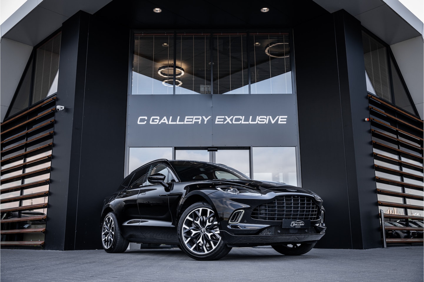 Aston Martin DBX - 4.0 V8 - 1/500 | Panorama | 360 Camera | Luchtvering | Stoelkoeling - AutoWereld.nl