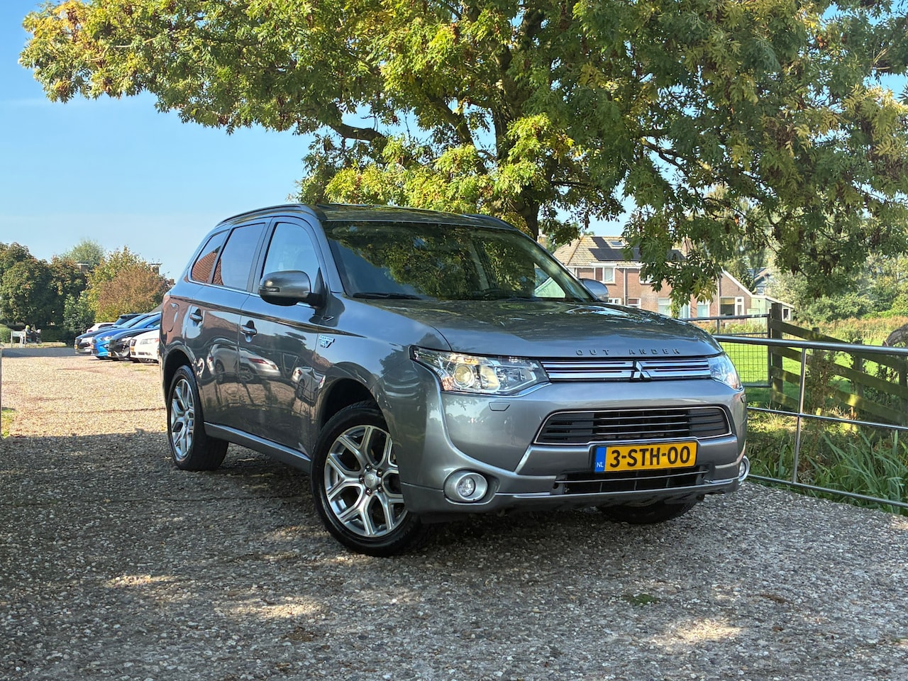 Mitsubishi Outlander - 2.0 PHEV Instyle | Leder + Schuif kantel dak + Cruise + Clima nu € 4.975,-!!! - AutoWereld.nl