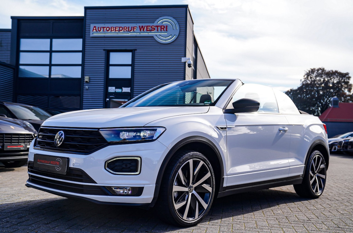Volkswagen T-Roc Cabrio - 1.5 TSI R-Line | Luxe Leder | Ruitjes leer | Trekhaak | Stoelverwarming | Facelift | Vlak - AutoWereld.nl