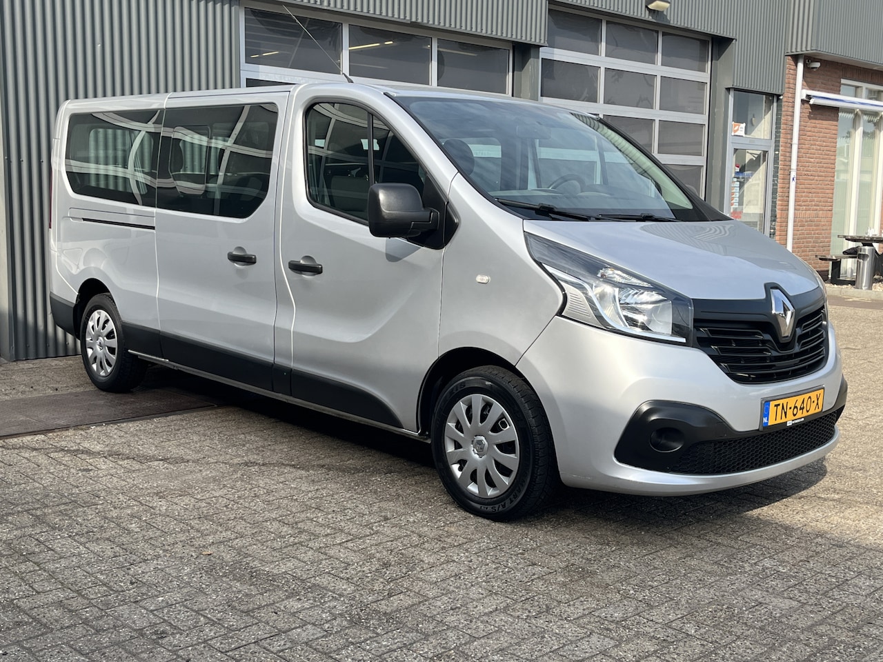Renault Trafic Passenger - 1.6 dCi Grand Expression Airco Cruise controle Parkeersensoren achter 9-Persoons Telefoonv - AutoWereld.nl