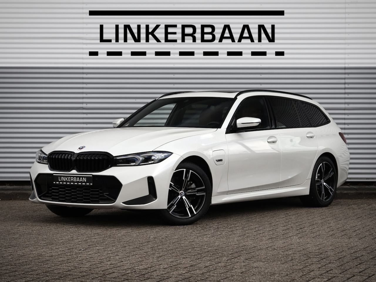 BMW 3-serie Touring - 330e xDrive Hybride | SOH 95% | Facelift | M Sport | Panorama | - AutoWereld.nl