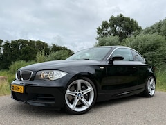 BMW 1-serie Coupé - 135i High Executive | Origineel NL | Handgeschakeld | 18" Velgen | Stoelverwarming | Clima