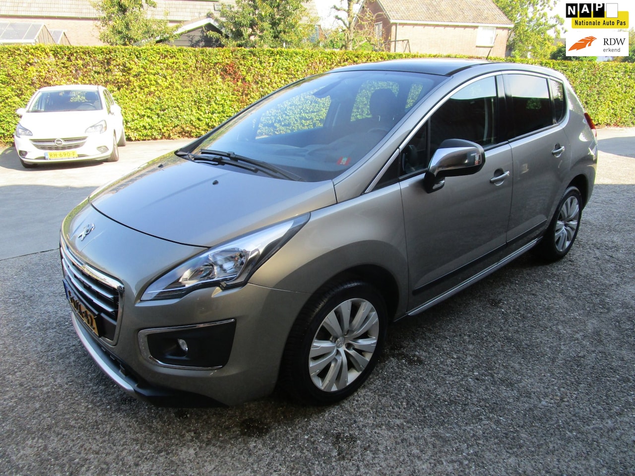 Peugeot 3008 - 1.6i Allure clima navi cam pano nieuwstaat 2014 - AutoWereld.nl