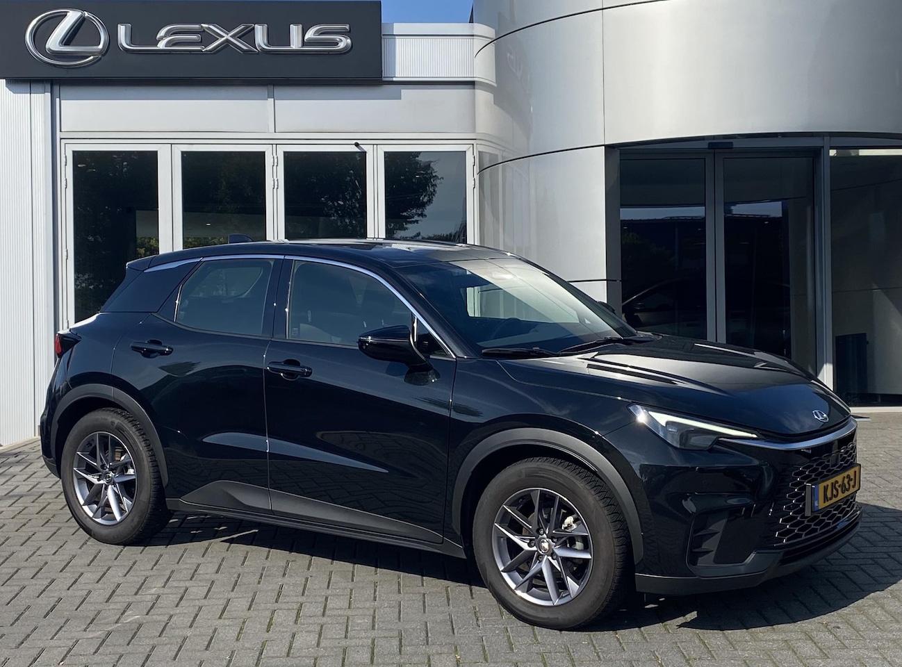 Lexus LBX - 1.5 2WD STOELVERW STUURVERW PARK-SENSOR BLIND-SPOT CARPLAY LENDESTEUN - AutoWereld.nl