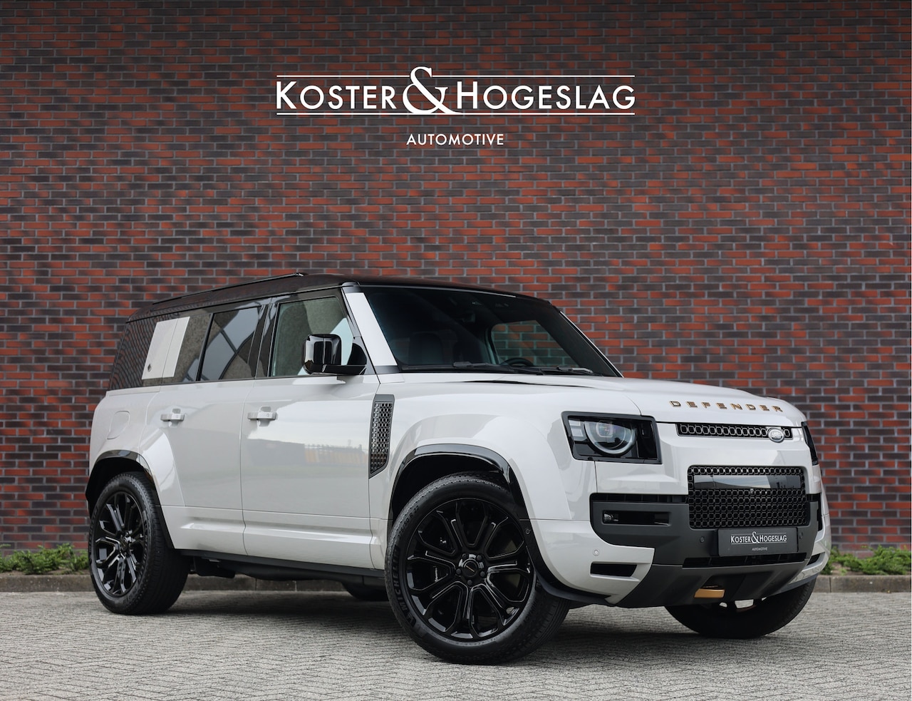 Land Rover Defender - P635 OCTA | Pano - Trekhaak - Meridian - AutoWereld.nl
