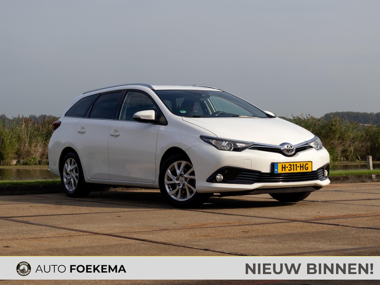 Toyota Auris Touring Sports - 1.2T Active Navi Stoelverwarming Trekhaak - AutoWereld.nl