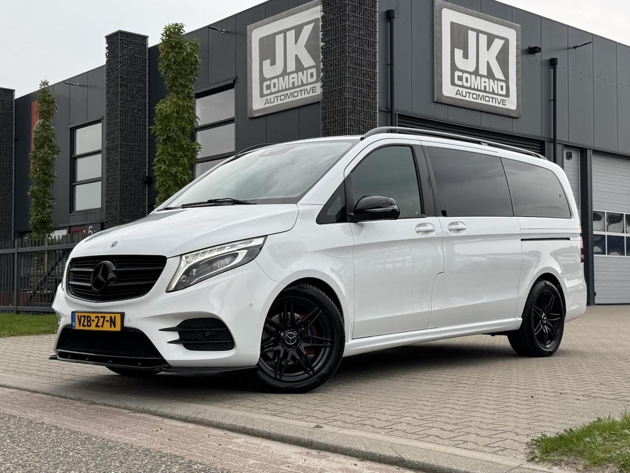 Mercedes-Benz V-klasse - 250d Lang AMG | Leer | CarPlay | Night | Trekhaak - AutoWereld.nl