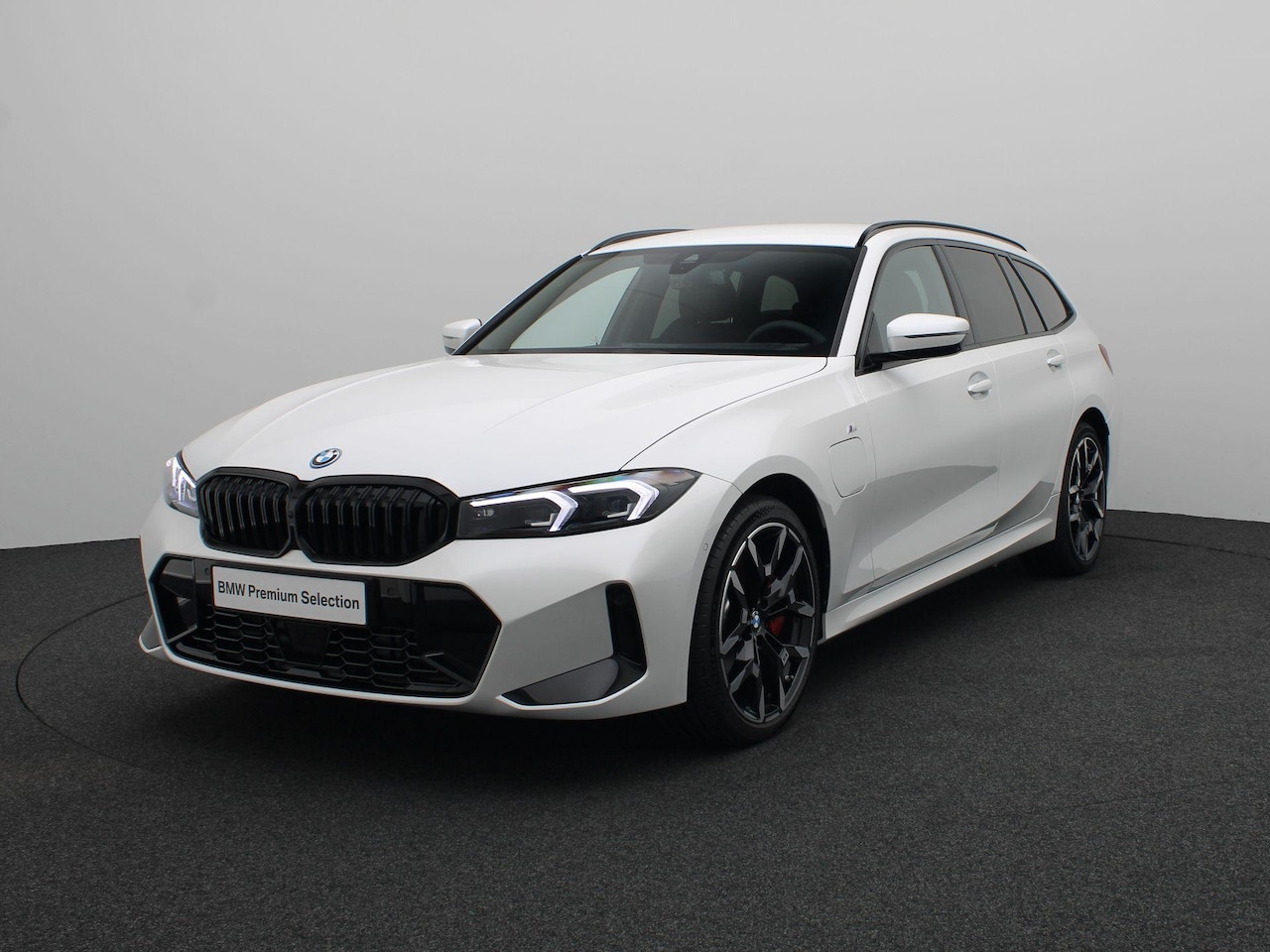 BMW 3-serie Touring - 330e M Sport Edition | M Sportpakket Pro | 	Innovation Pack | Comfort Pack | Stuurwielrand - AutoWereld.nl