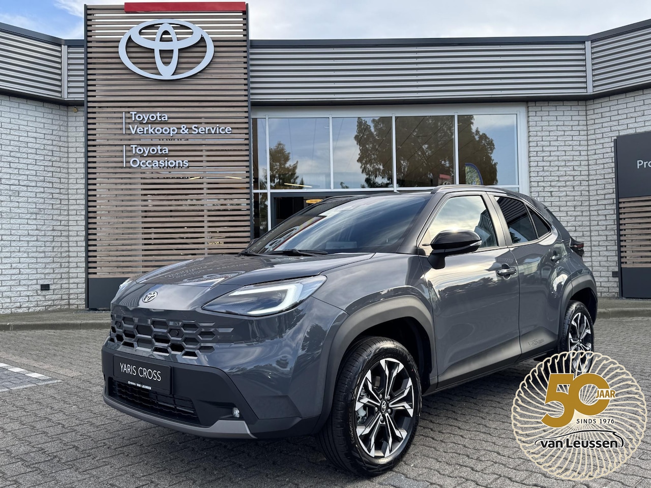 Toyota Yaris Cross - HYBRID 130 FIRST EDITION NIEUW MODEL 2026! DIRECT LEVERBAAR!! STOEL/STUURVER LED 17'' LM-V - AutoWereld.nl