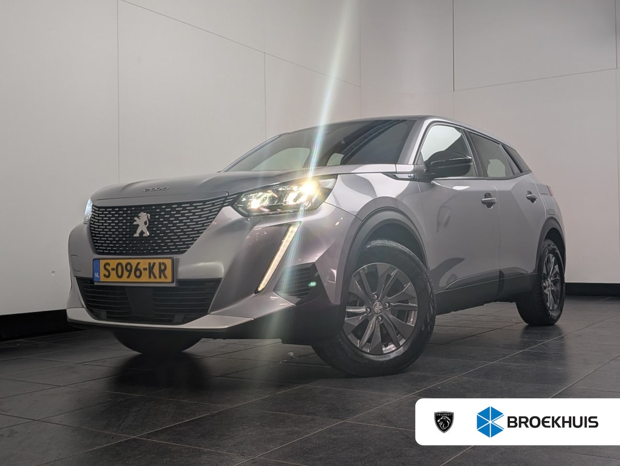 Peugeot e-2008 - EV Active Pack 50 kWh | SOH 99% | Carplay | 16" LMV | Parkeersensoren | Clima | Cruise | - AutoWereld.nl