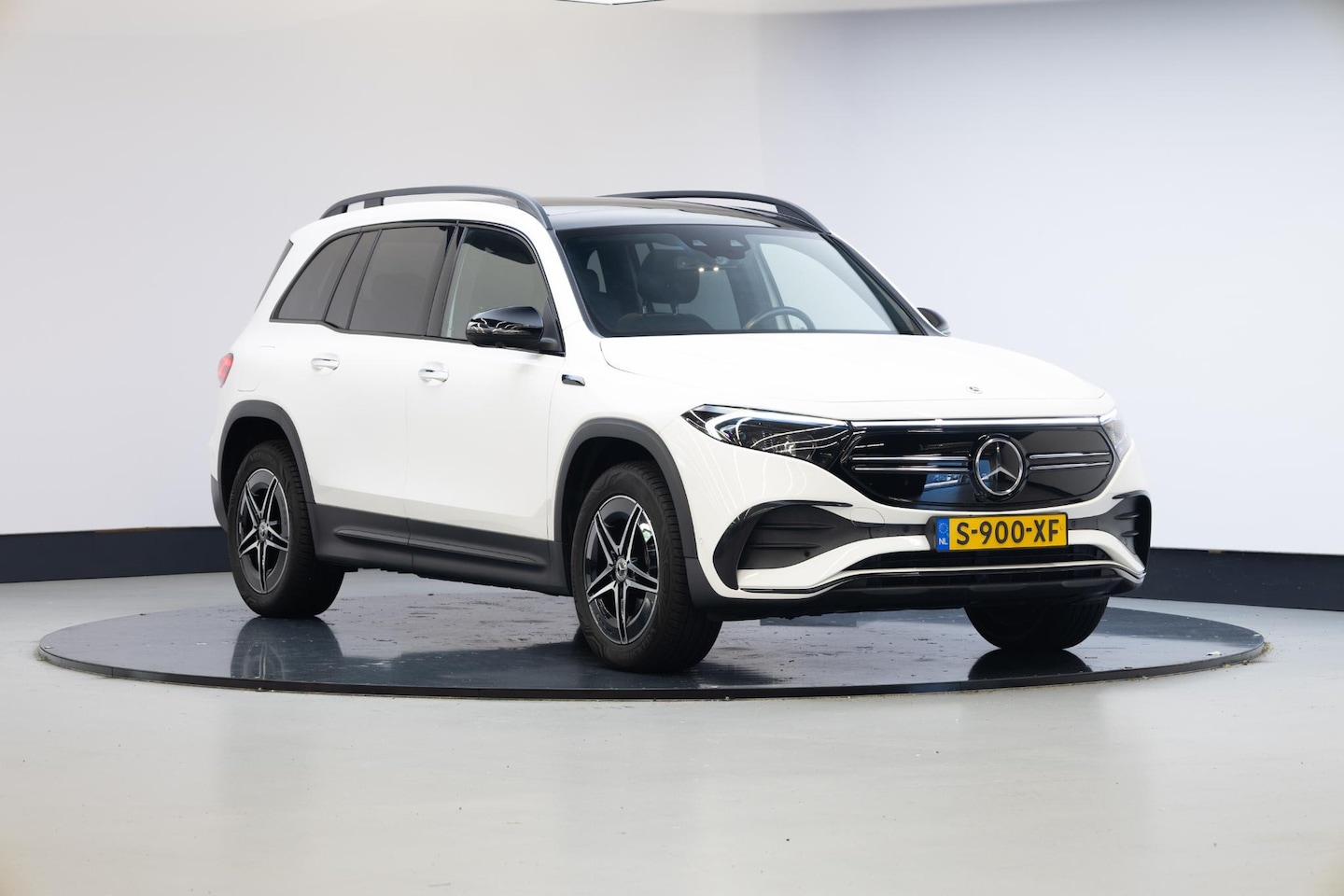 Mercedes-Benz EQB - 300 4MATIC AMG Line 7p. 67 kWh | Night | Panoramadak | Premium Plus | 360 camera | - AutoWereld.nl