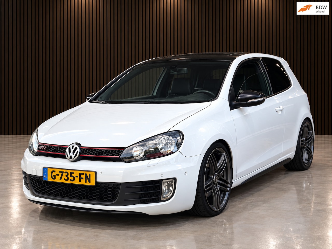 Volkswagen Golf - 2.0 GTI AUTOMAAT LEDER/NAVI/BLUETOOTH | NETTE AUTO ! - AutoWereld.nl