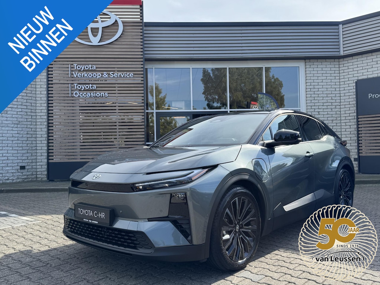 Toyota C-HR - EXECUTIVE AWD 77 kWh NIEUW DIRECT LEVERBAAR! PANODAK JNL-AUDIO 20'' LM-VELGEN 360° CAMERA - AutoWereld.nl