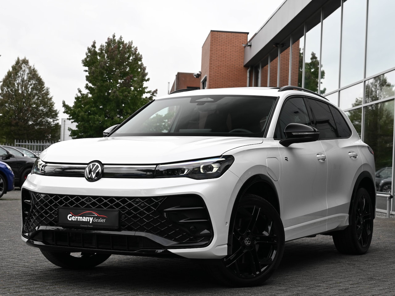 Volkswagen Tiguan - 272pk 1.5 eHybrid R-Line Pano Tr-haak IQ-light 20-Inch - AutoWereld.nl