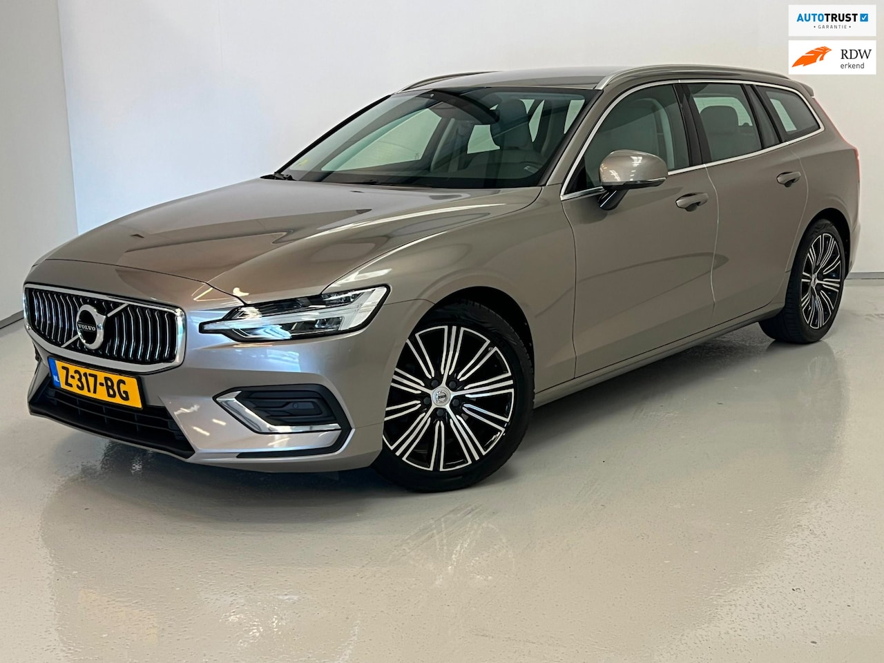 Volvo V60 - 2.0 D3 / BTW / CarPlay / Memory / Leder / Keyless - AutoWereld.nl